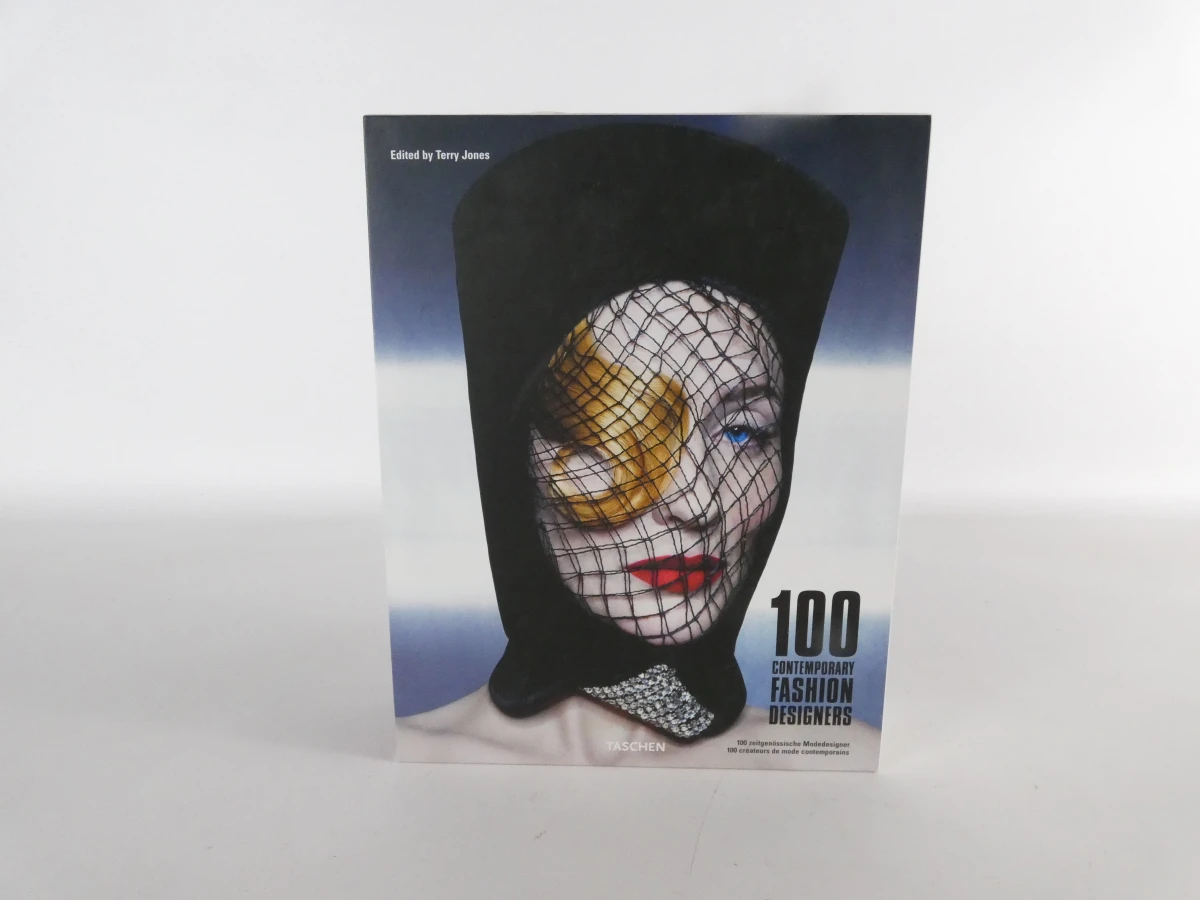Boek 100 Contemporary Fashion Designers, 2-delig