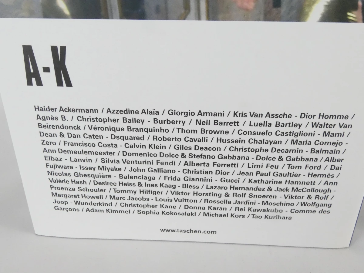 Boek 100 Contemporary Fashion Designers, 2-delig
