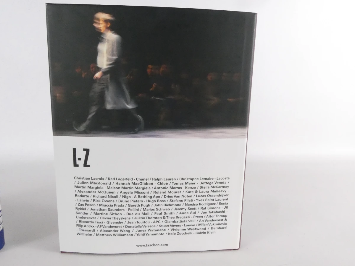 Boek 100 Contemporary Fashion Designers, 2-delig