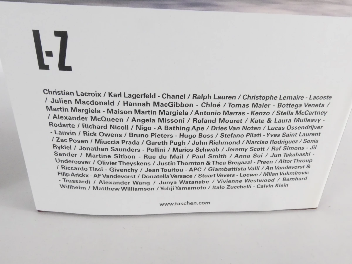 Boek 100 Contemporary Fashion Designers, 2-delig