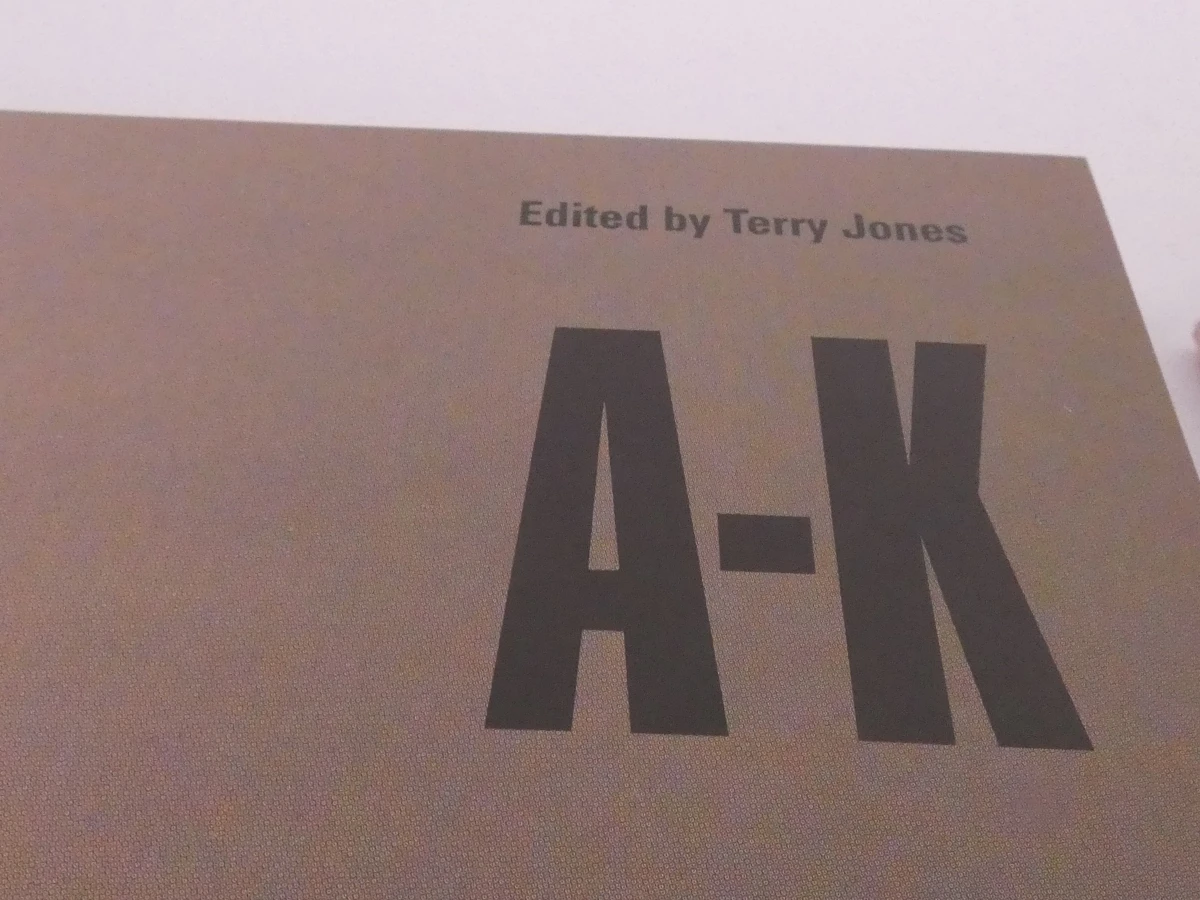 Boek 100 Contemporary Fashion Designers, 2-delig