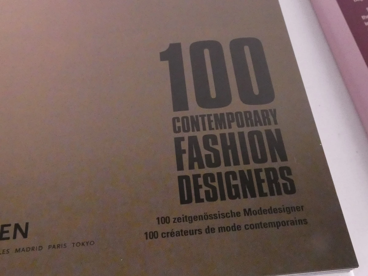 Boek 100 Contemporary Fashion Designers, 2-delig