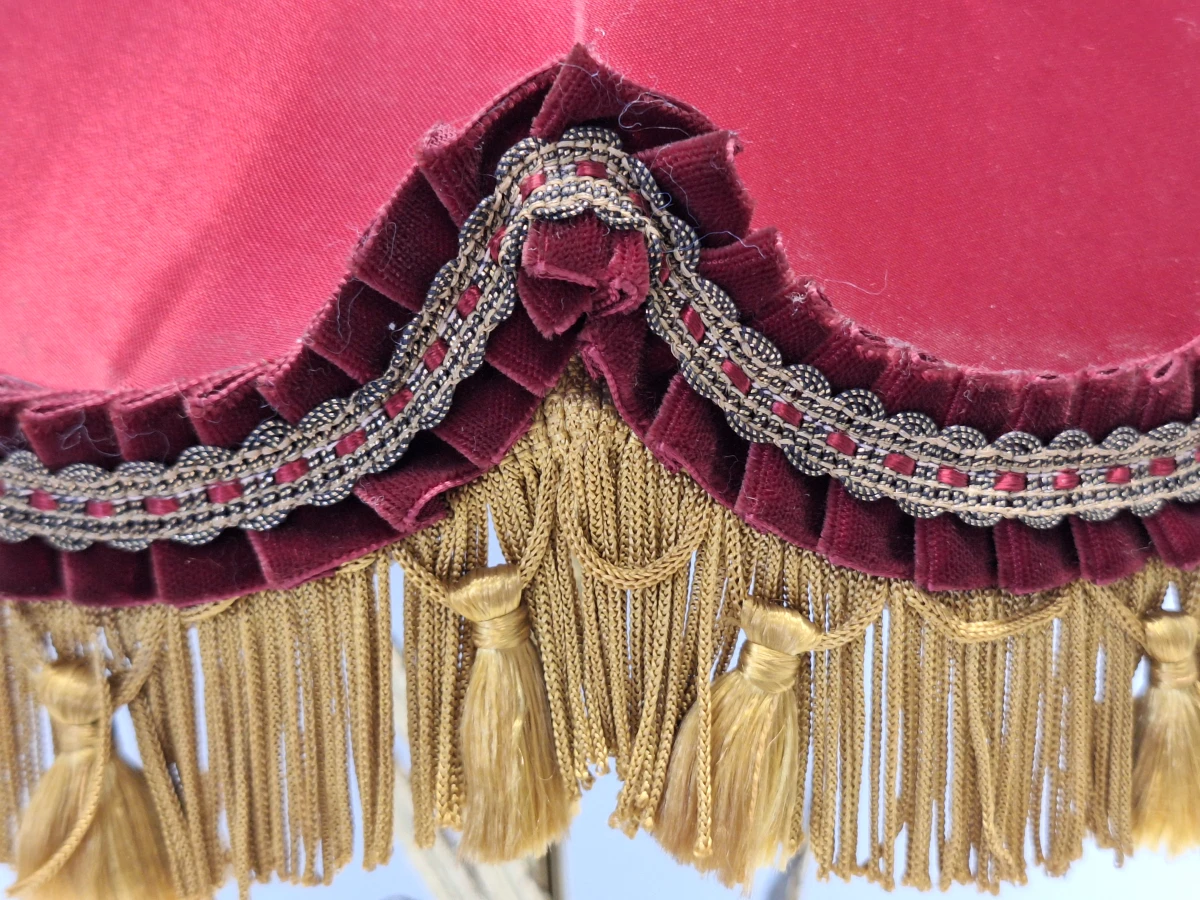 Vintage Hollywood Regency tafellamp met goudkleurige haan en rode franjekap - foto 10