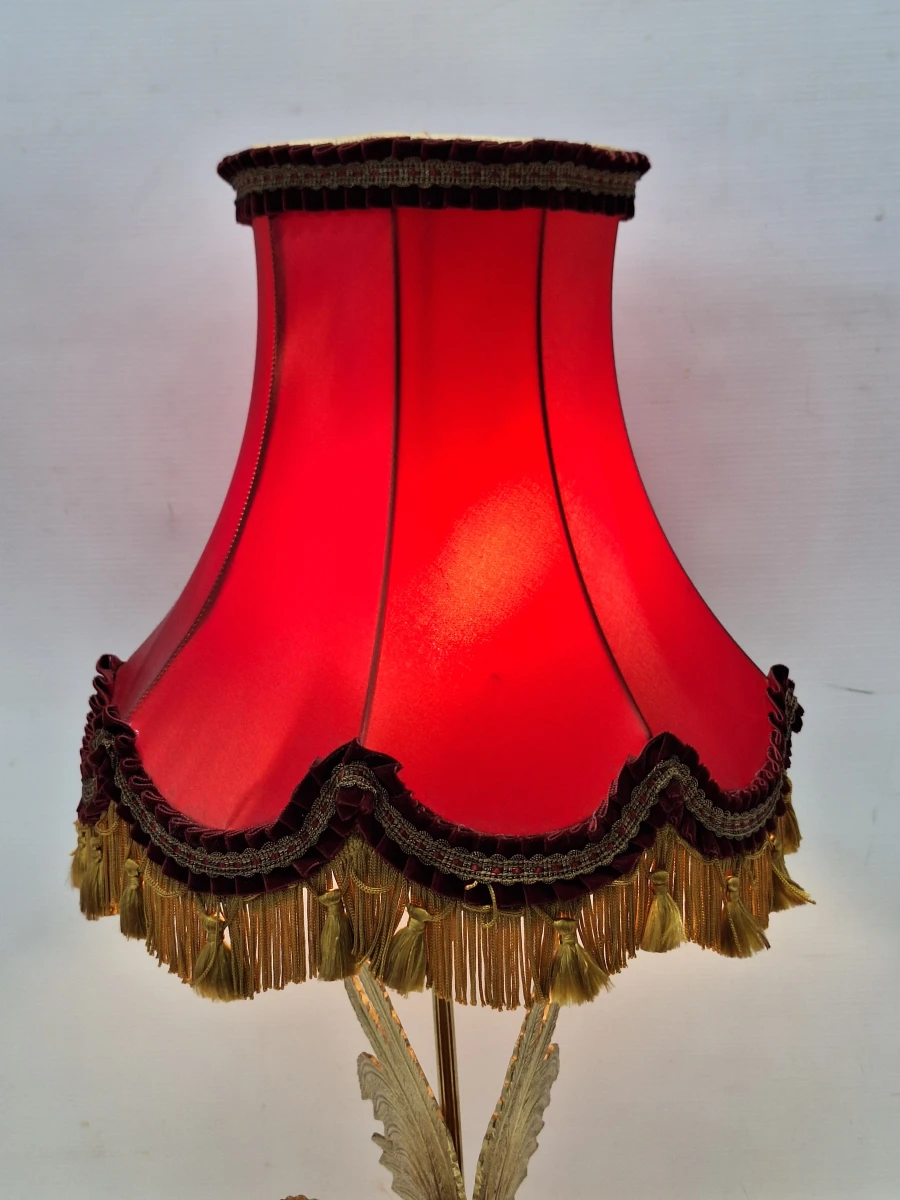 Vintage Hollywood Regency tafellamp met goudkleurige haan en rode franjekap - foto 4