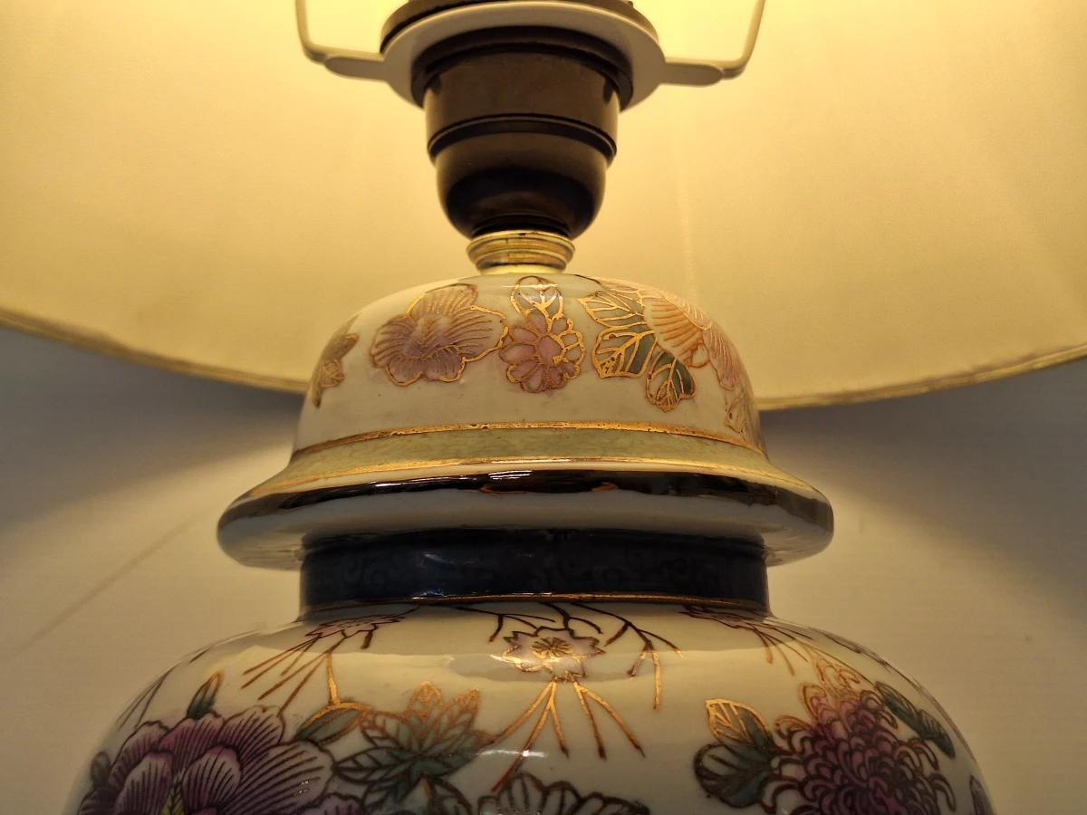 Klassieke Chinoiserie tafellamp - handbeschilderd porselein met bloemen en stoffen kap - foto 5