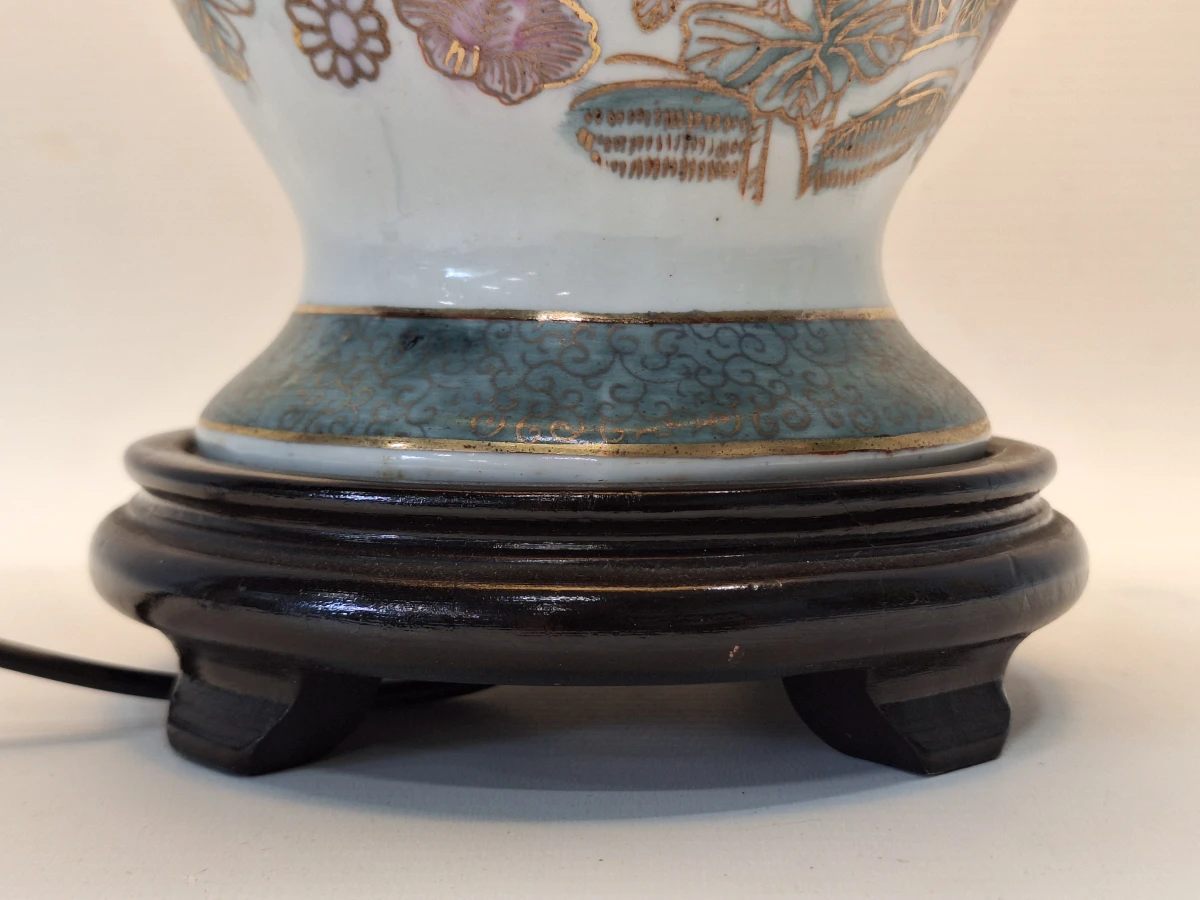 Klassieke Chinoiserie tafellamp - handbeschilderd porselein met bloemen en stoffen kap - foto 3