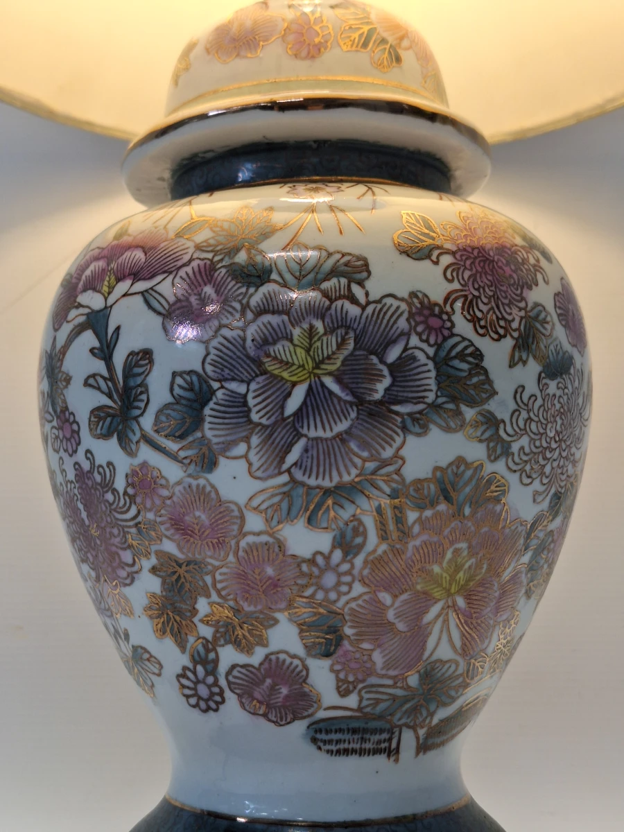 Klassieke Chinoiserie tafellamp - handbeschilderd porselein met bloemen en stoffen kap - foto 4