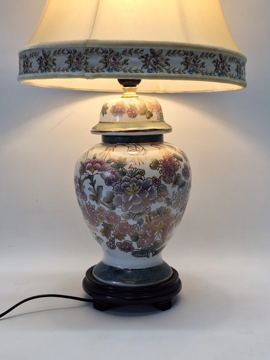 Klassieke Chinoiserie tafellamp - handbeschilderd porselein met bloemen en stoffen kap - foto 2