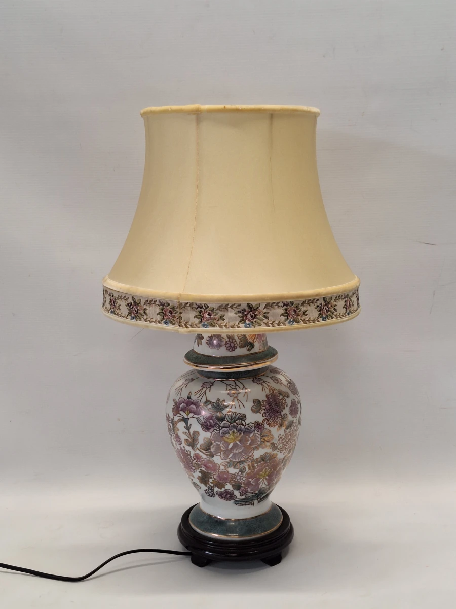 Klassieke Chinoiserie tafellamp - handbeschilderd porselein met bloemen en stoffen kap - foto 7