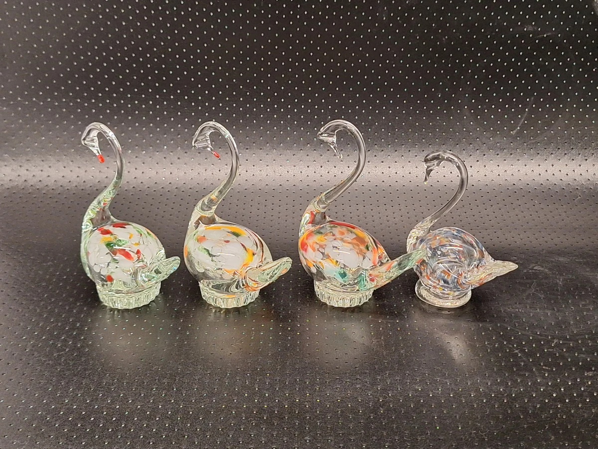Set van 4 unieke ambachtelijke glazen zwanen – Handgemaakt en kleurrijk - foto 2