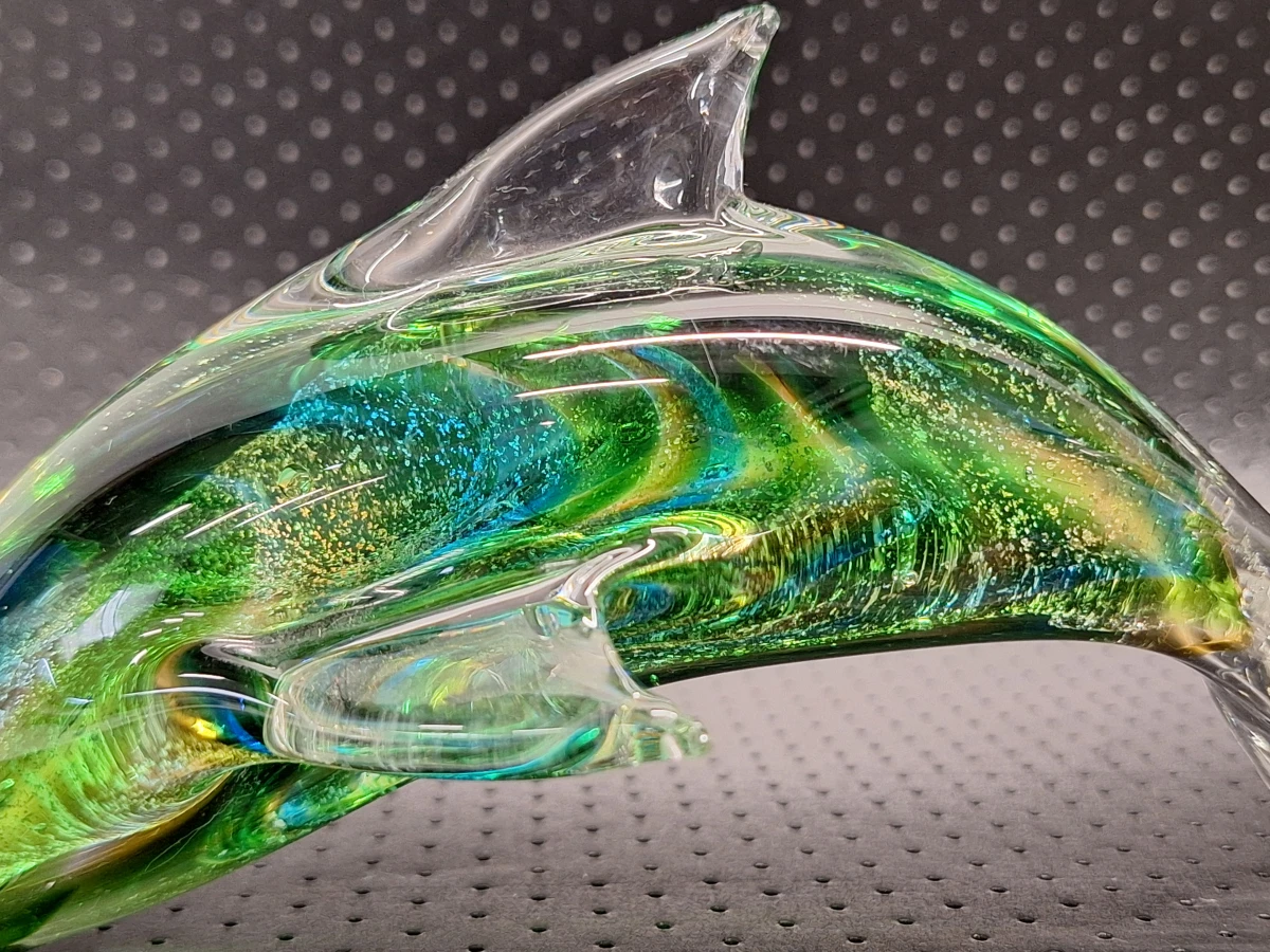 Elegante handgeblazen glazen beeldjesset – Dolfijn en geel/witte visjes - foto 13