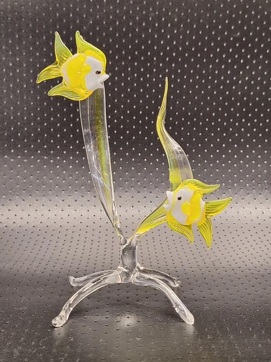 Elegante handgeblazen glazen beeldjesset – Dolfijn en geel/witte visjes - foto 2