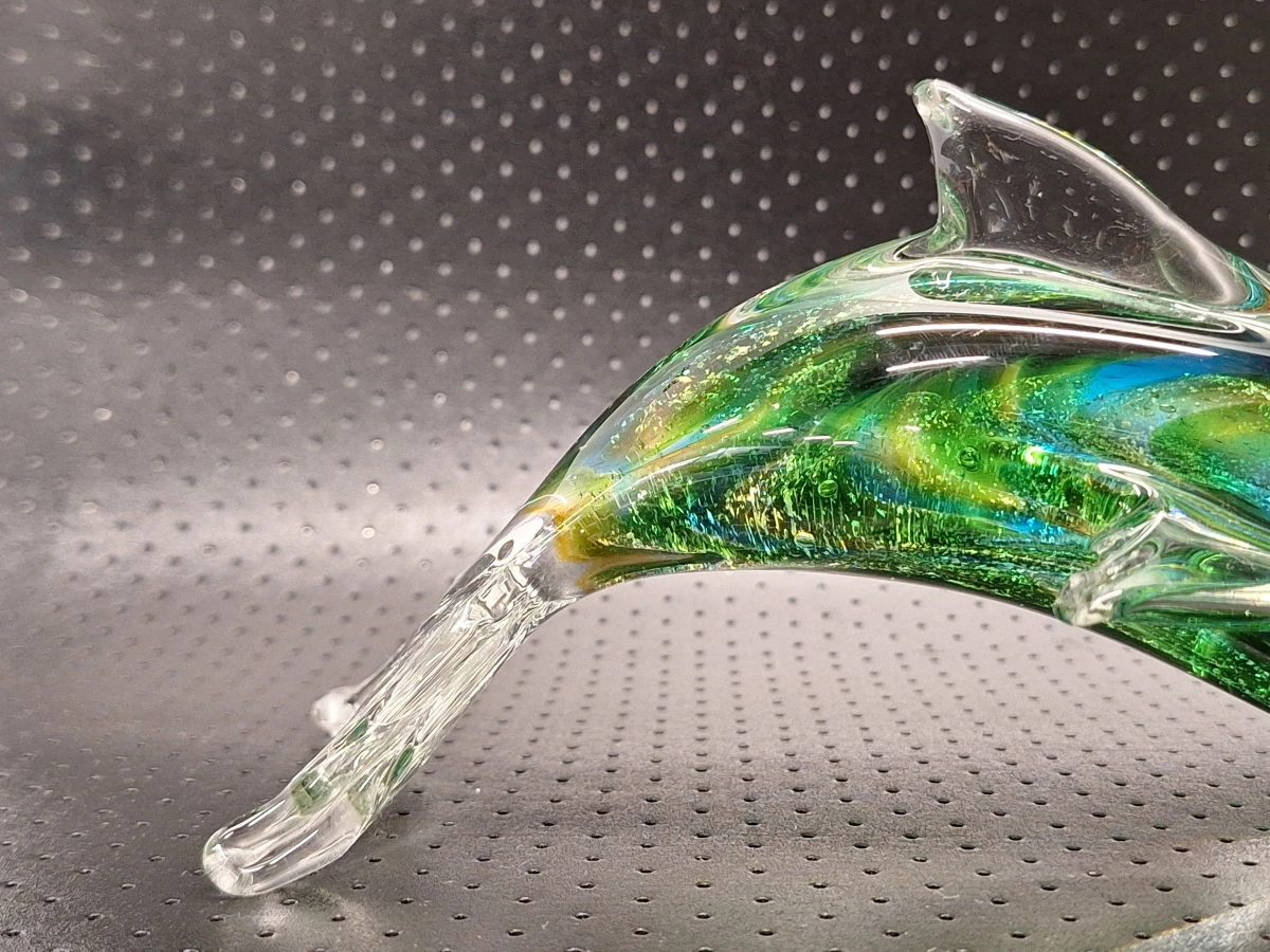 Elegante handgeblazen glazen beeldjesset – Dolfijn en geel/witte visjes - foto 10