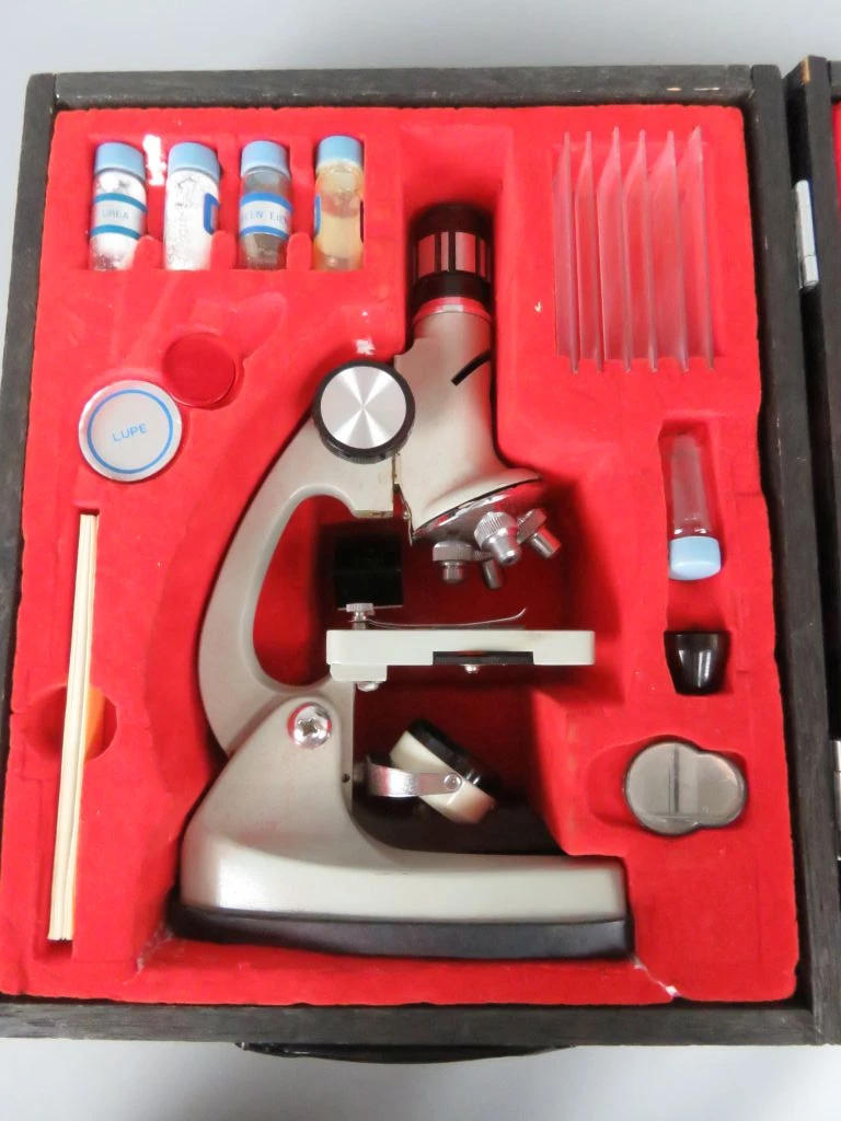Microscoop met toebehoren in koffer