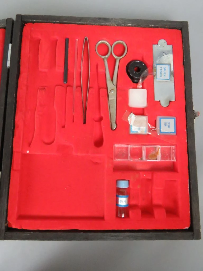 Microscoop met toebehoren in koffer
