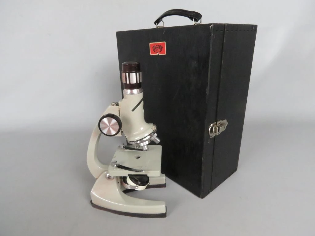 Microscoop met toebehoren in koffer