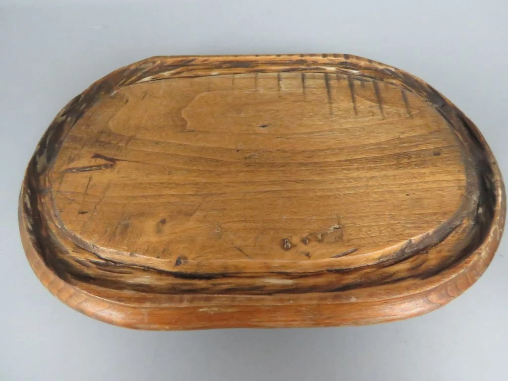 Oude houten stolp met gebroken glazen kap