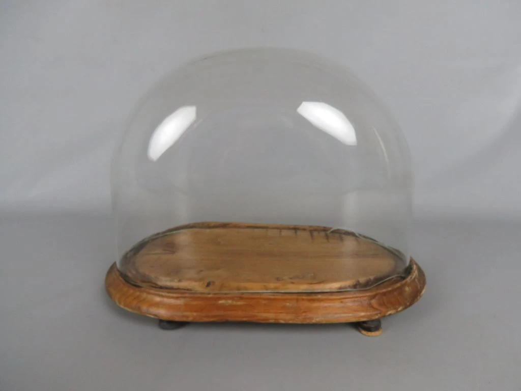 Oude houten stolp met gebroken glazen kap