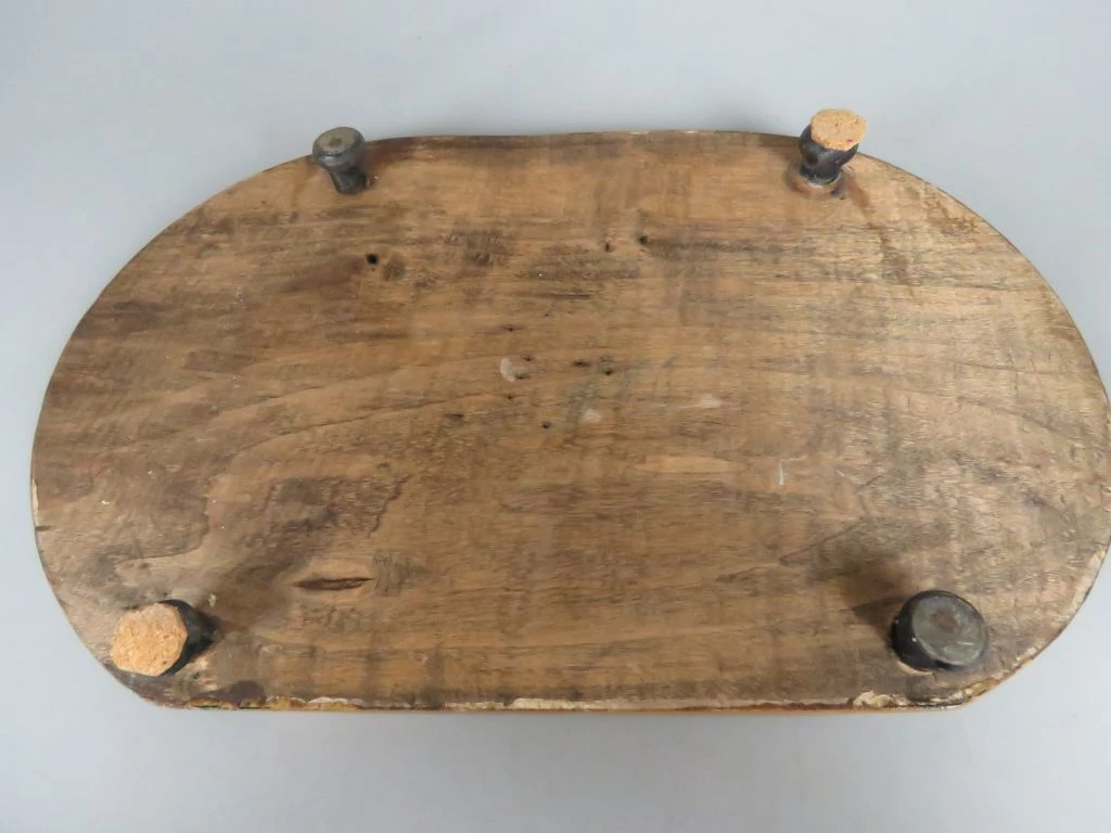 Oude houten stolp met gebroken glazen kap