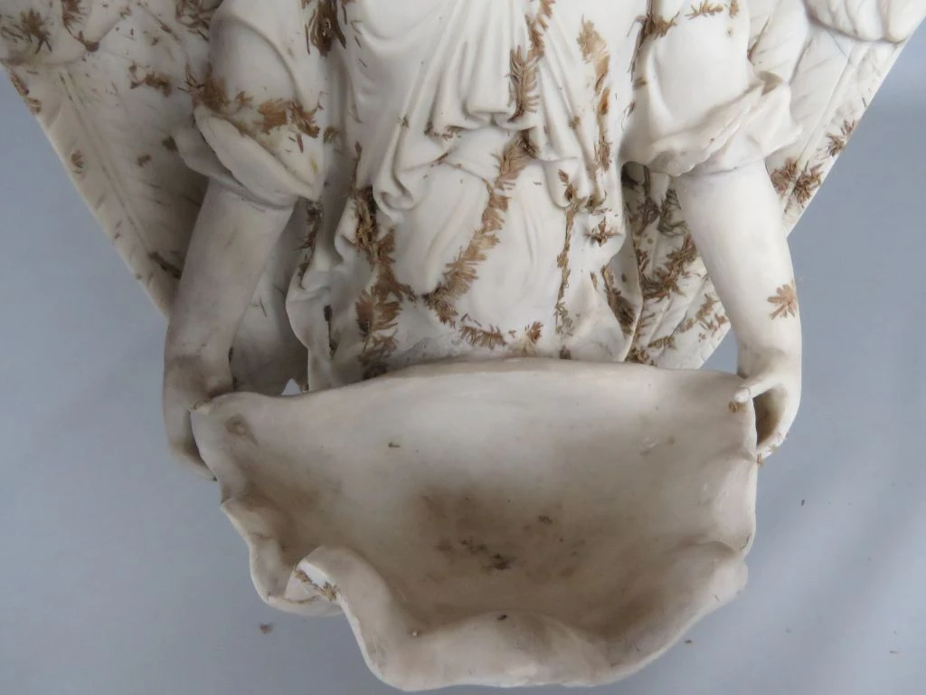 Decoratief beeld van engel met schaal