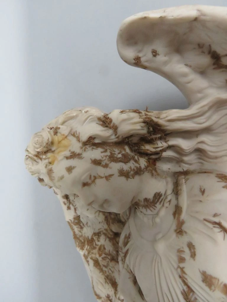 Decoratief beeld van engel met schaal