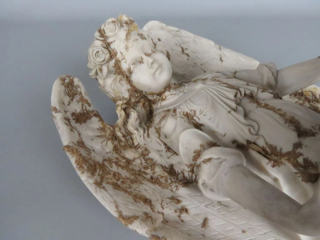 Decoratief beeld van engel met schaal