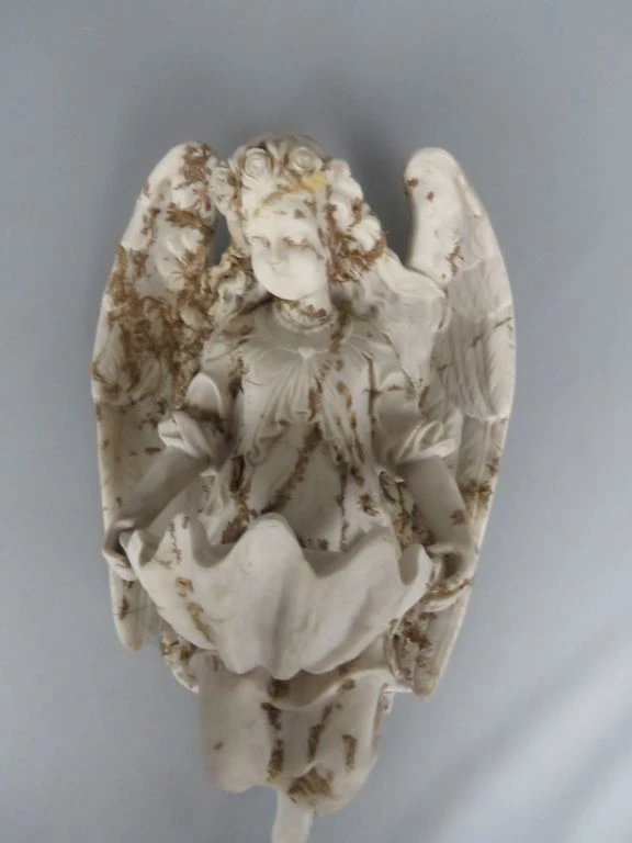 Decoratief beeld van engel met schaal