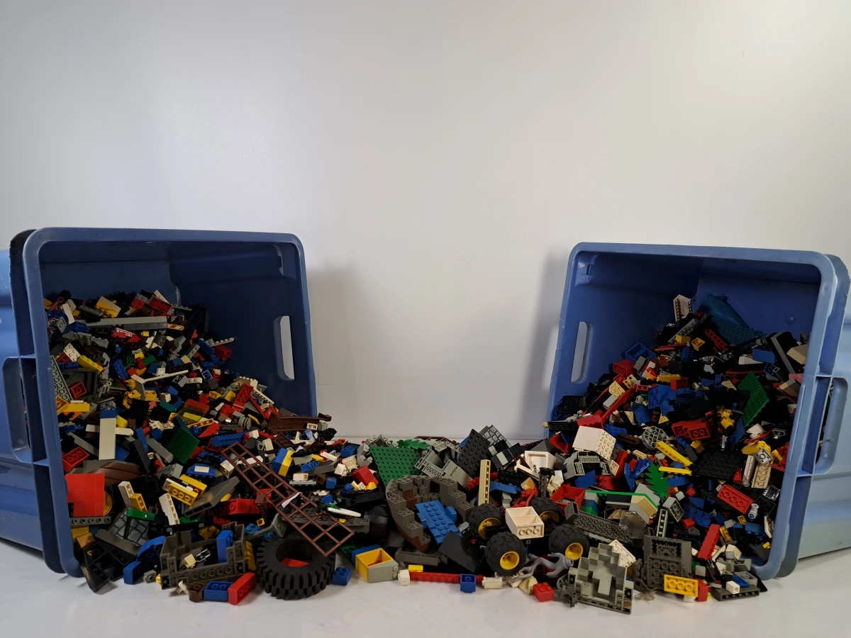 Grote verzameling lego bouwstenen en onderdelen in 2 bakken – kavel bij De Kringwinkel, Turnhout