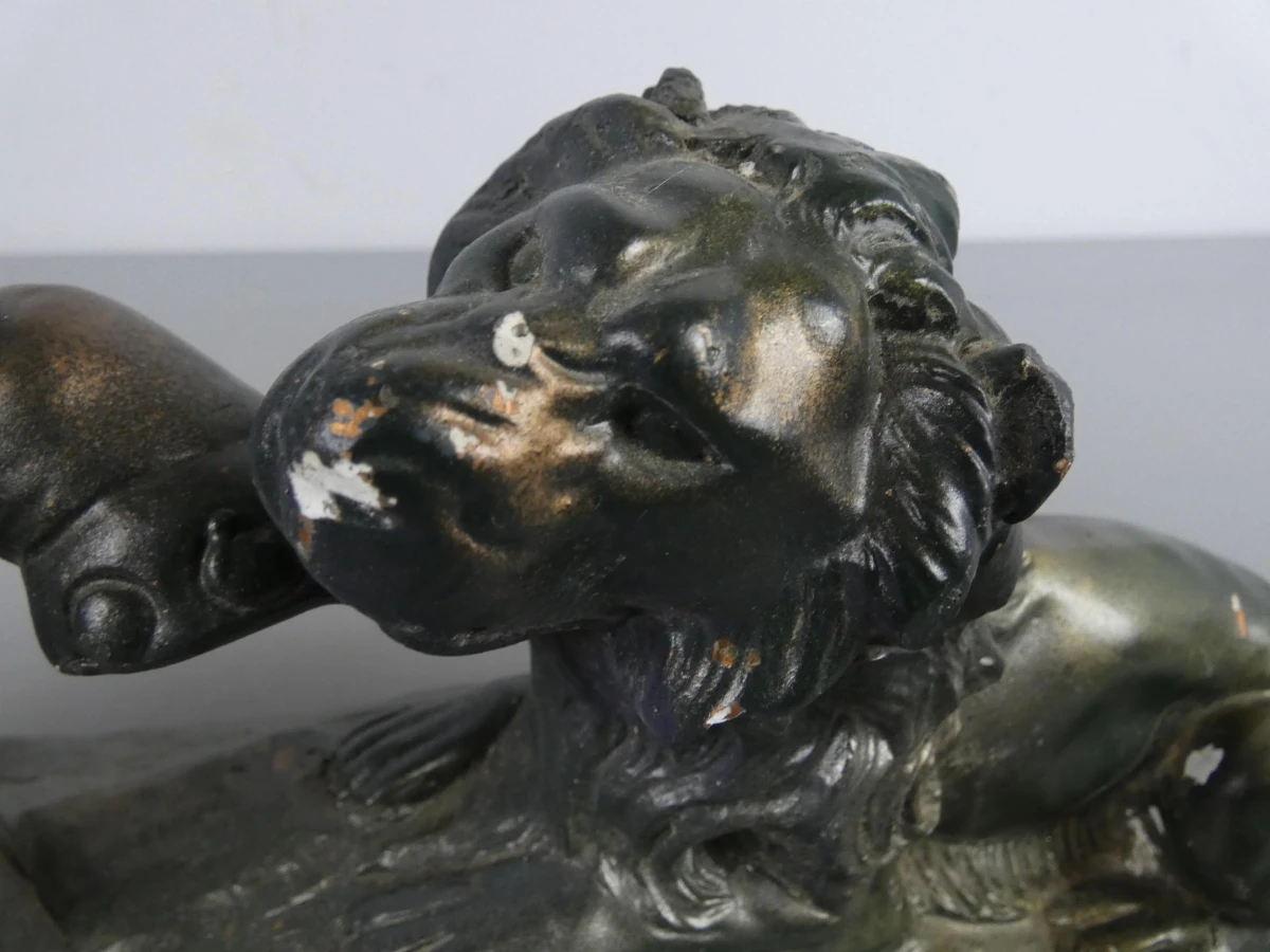 Sculptuur van olifant en leeuw