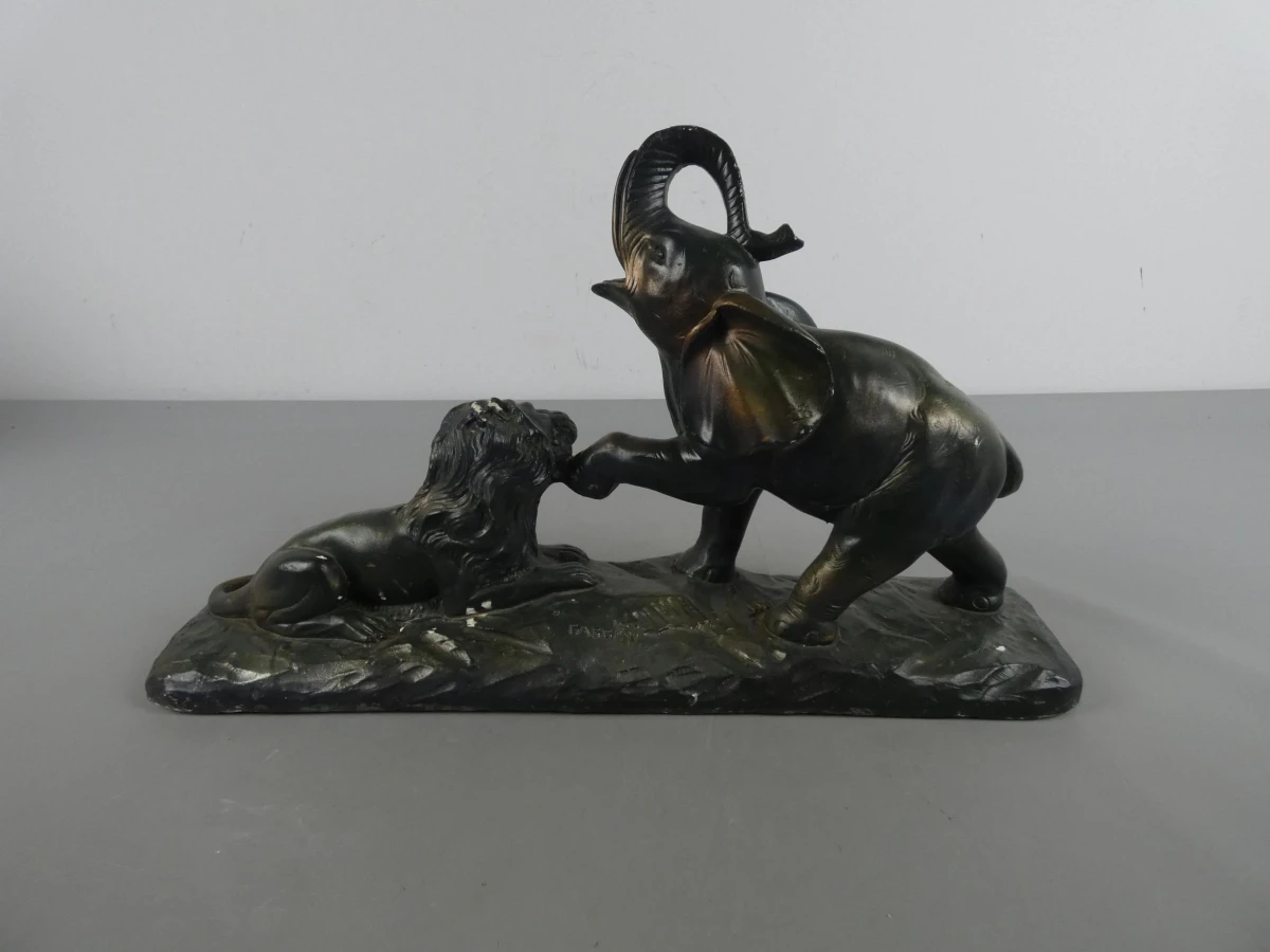 Sculptuur van olifant en leeuw