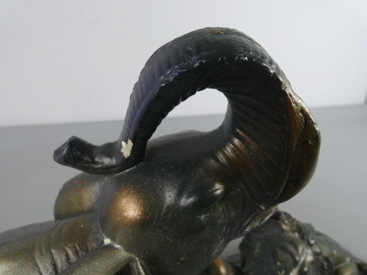 Sculptuur van olifant en leeuw