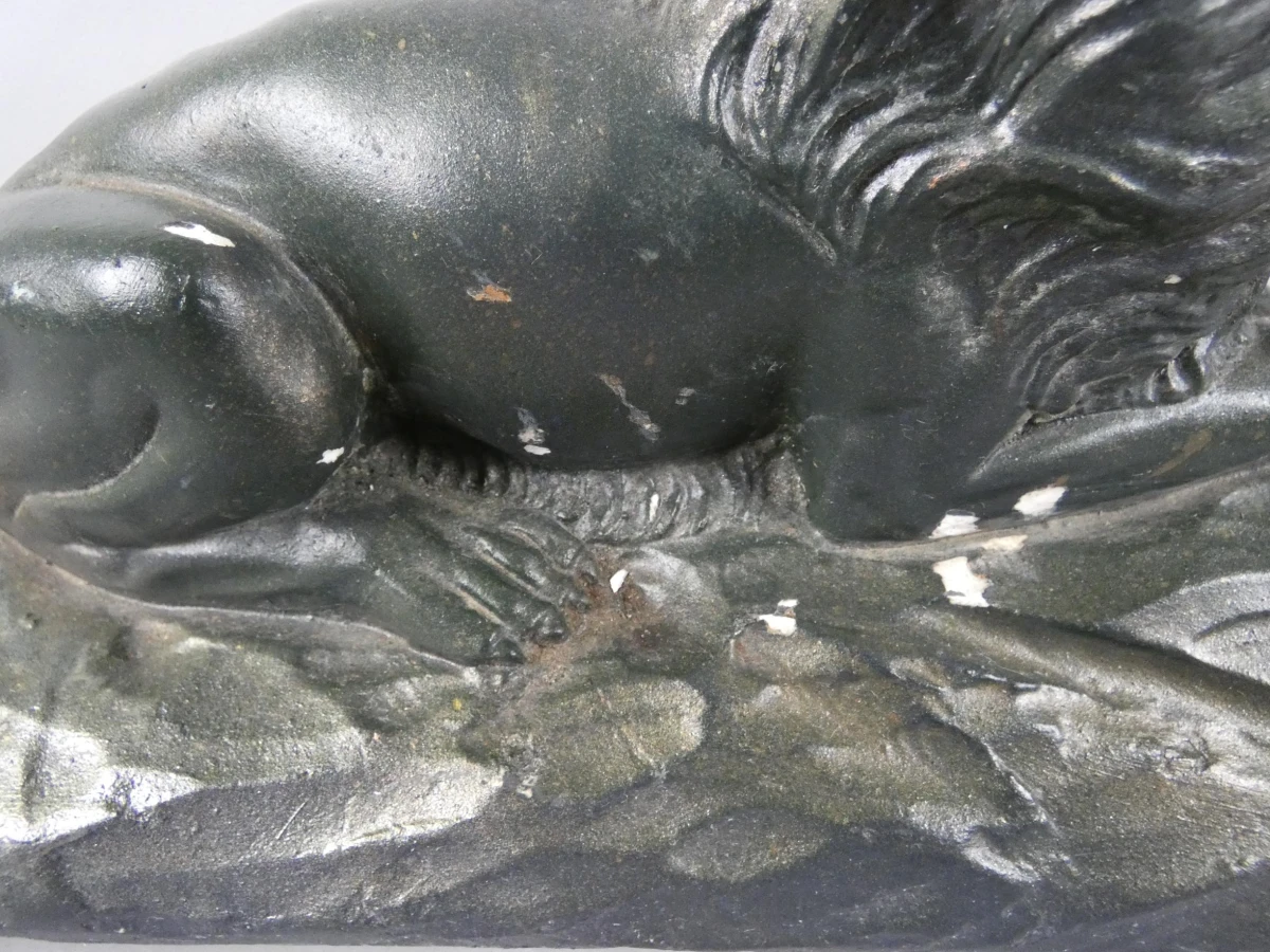 Sculptuur van olifant en leeuw