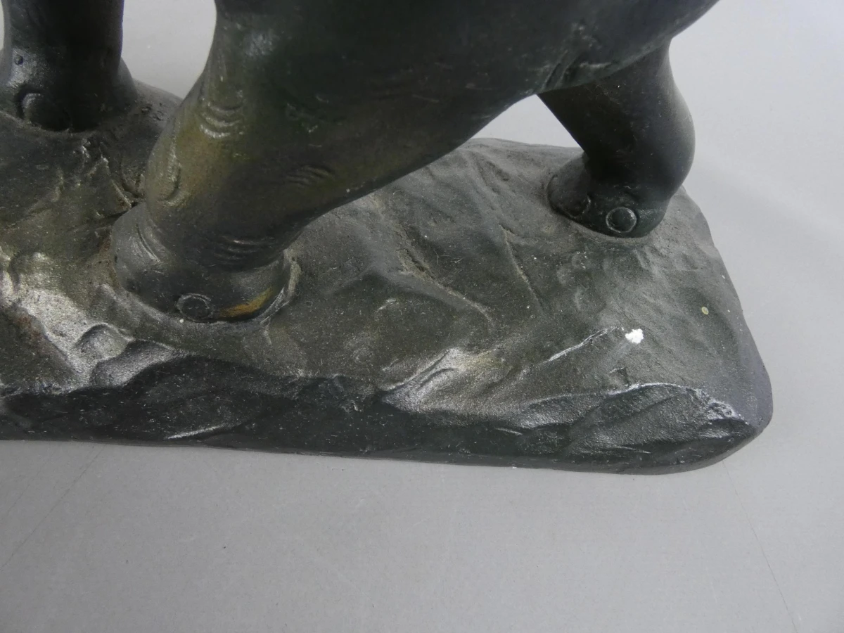 Sculptuur van olifant en leeuw