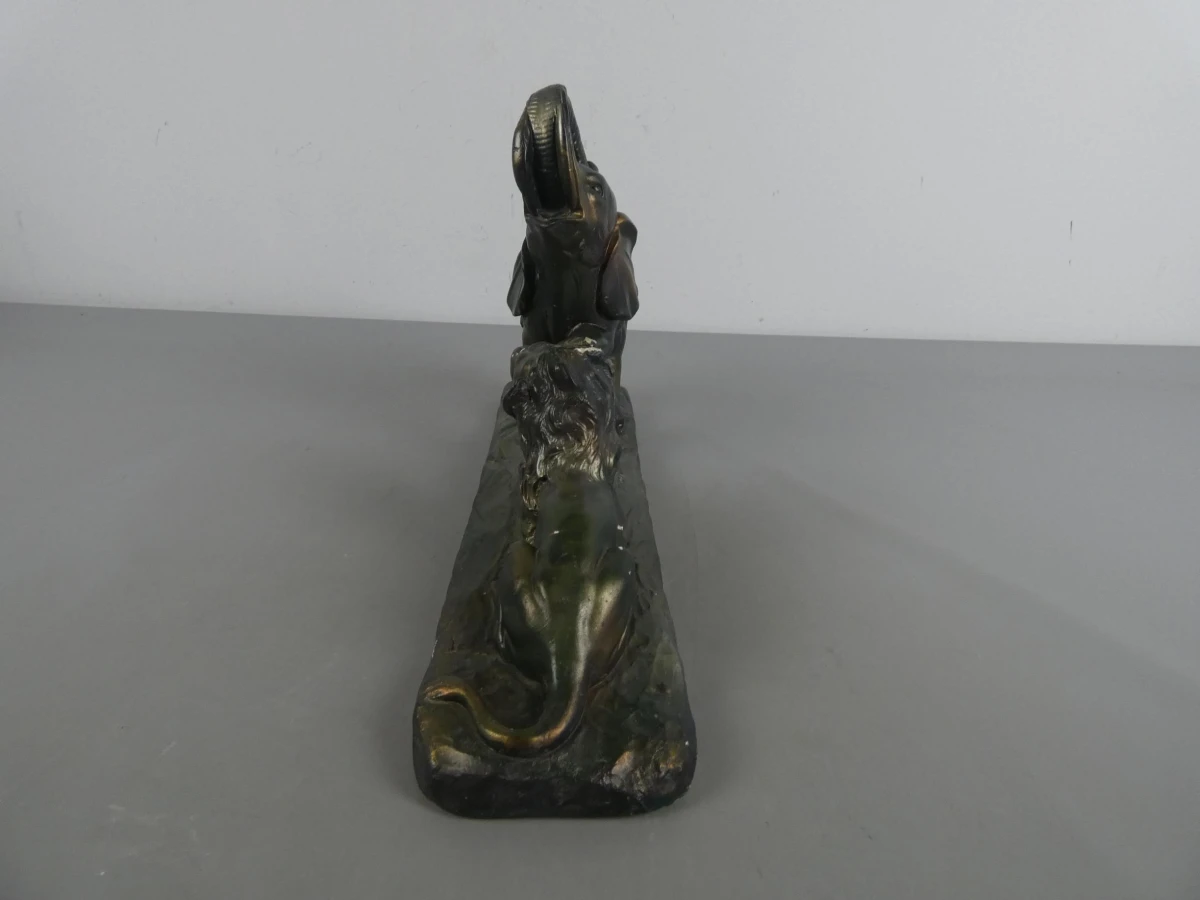 Sculptuur van olifant en leeuw