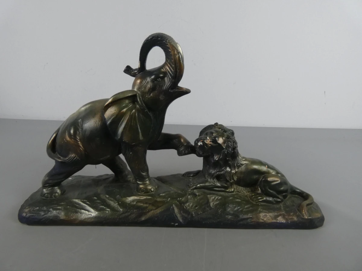 Sculptuur van olifant en leeuw