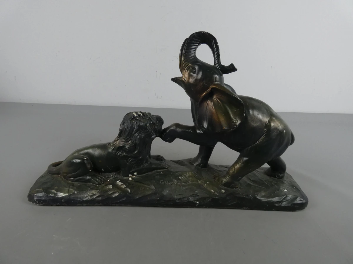 Sculptuur van olifant en leeuw