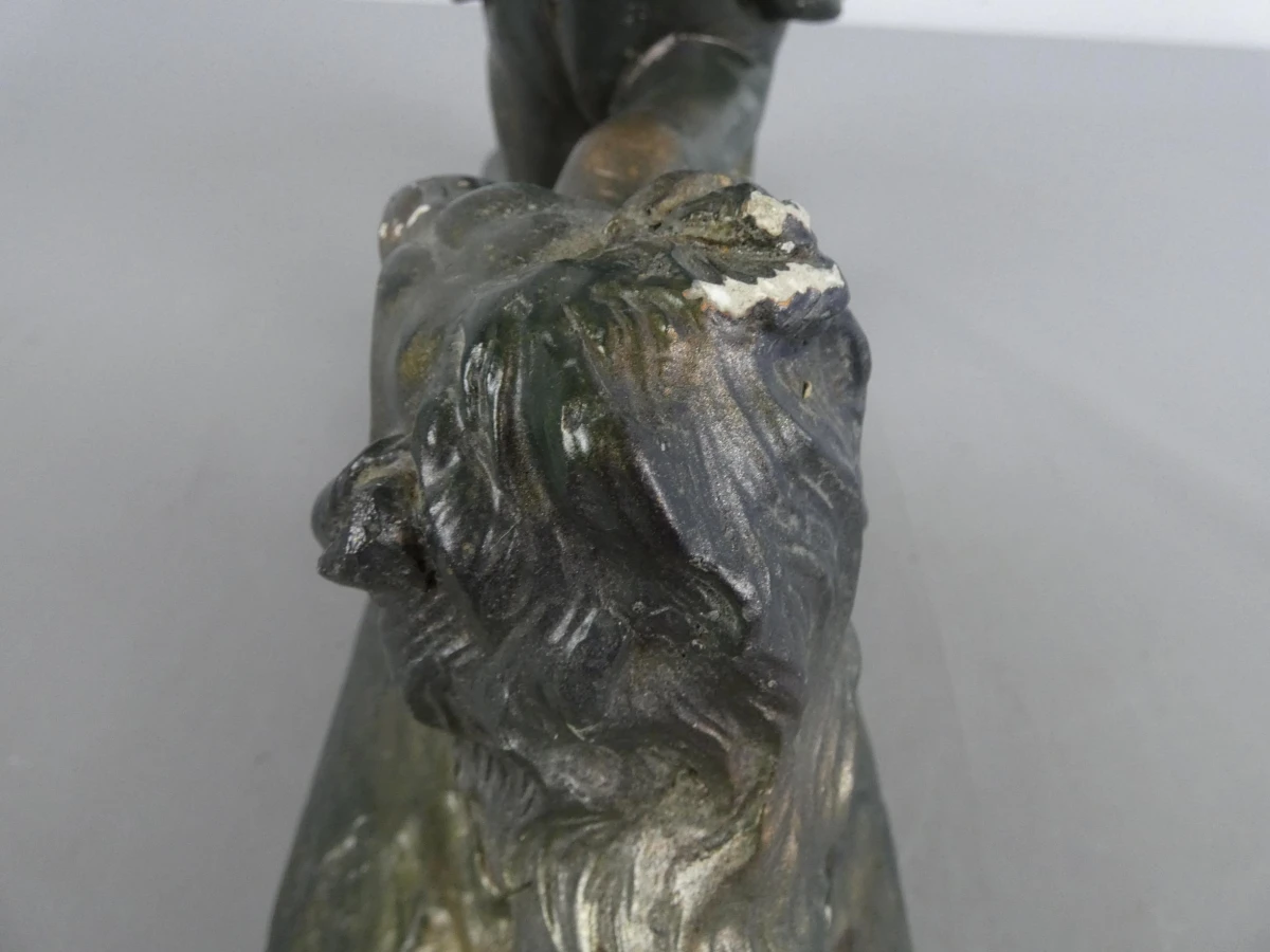 Sculptuur van olifant en leeuw