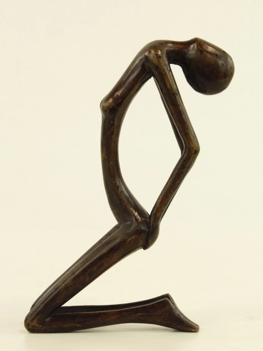 Decoratief bronzen beeldje van een knielende vrouw
