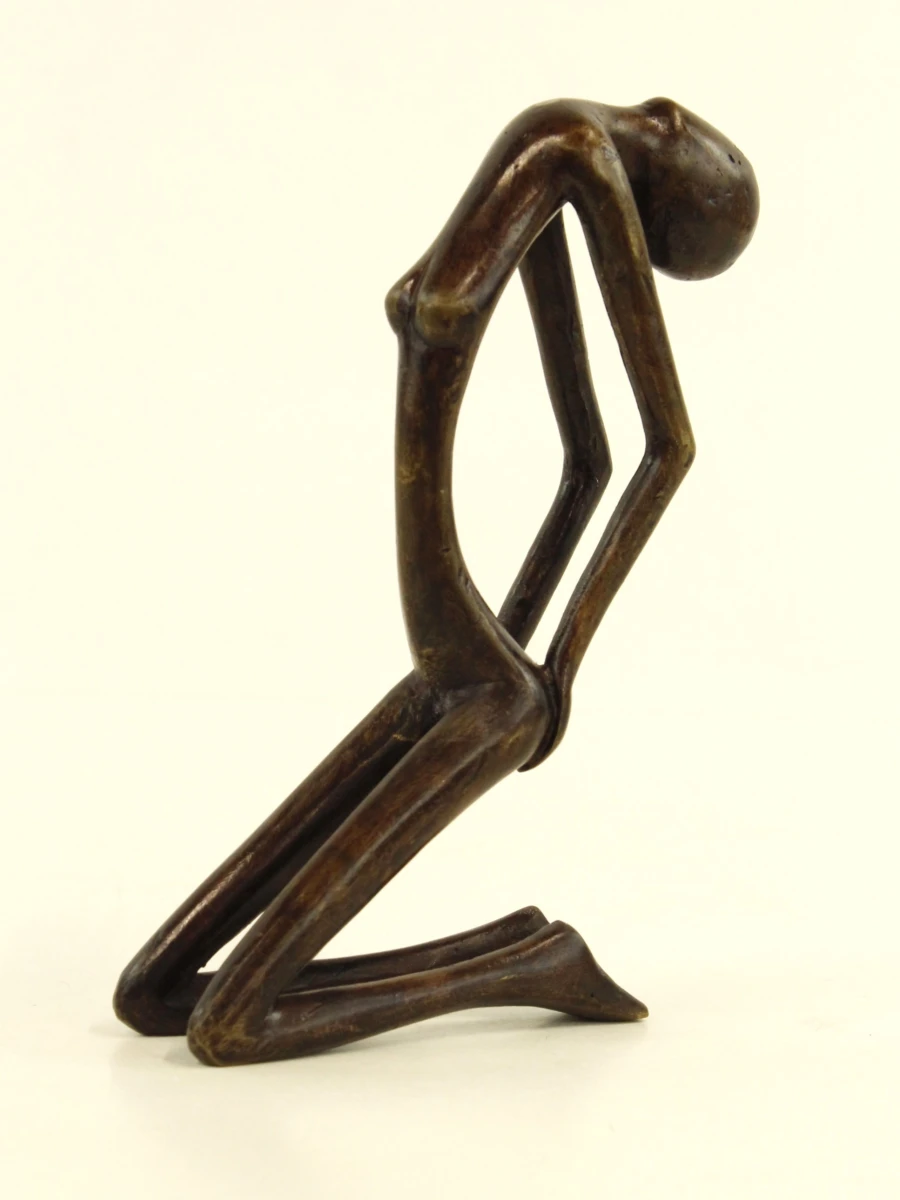 Decoratief bronzen beeldje van een knielende vrouw
