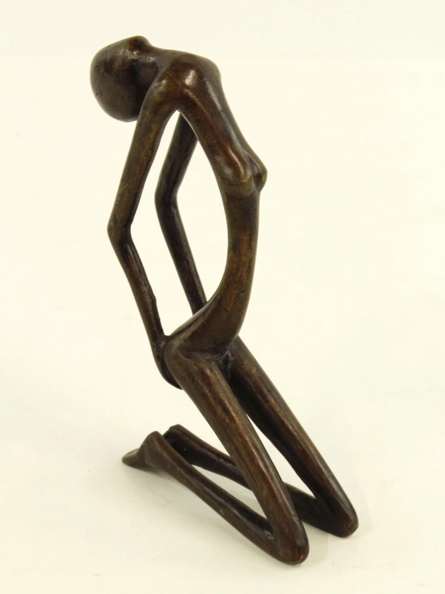 Decoratief bronzen beeldje van een knielende vrouw
