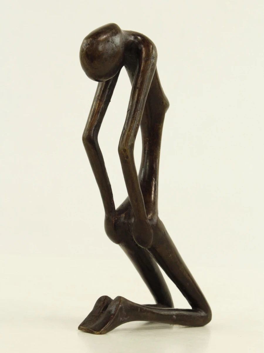 Decoratief bronzen beeldje van een knielende vrouw