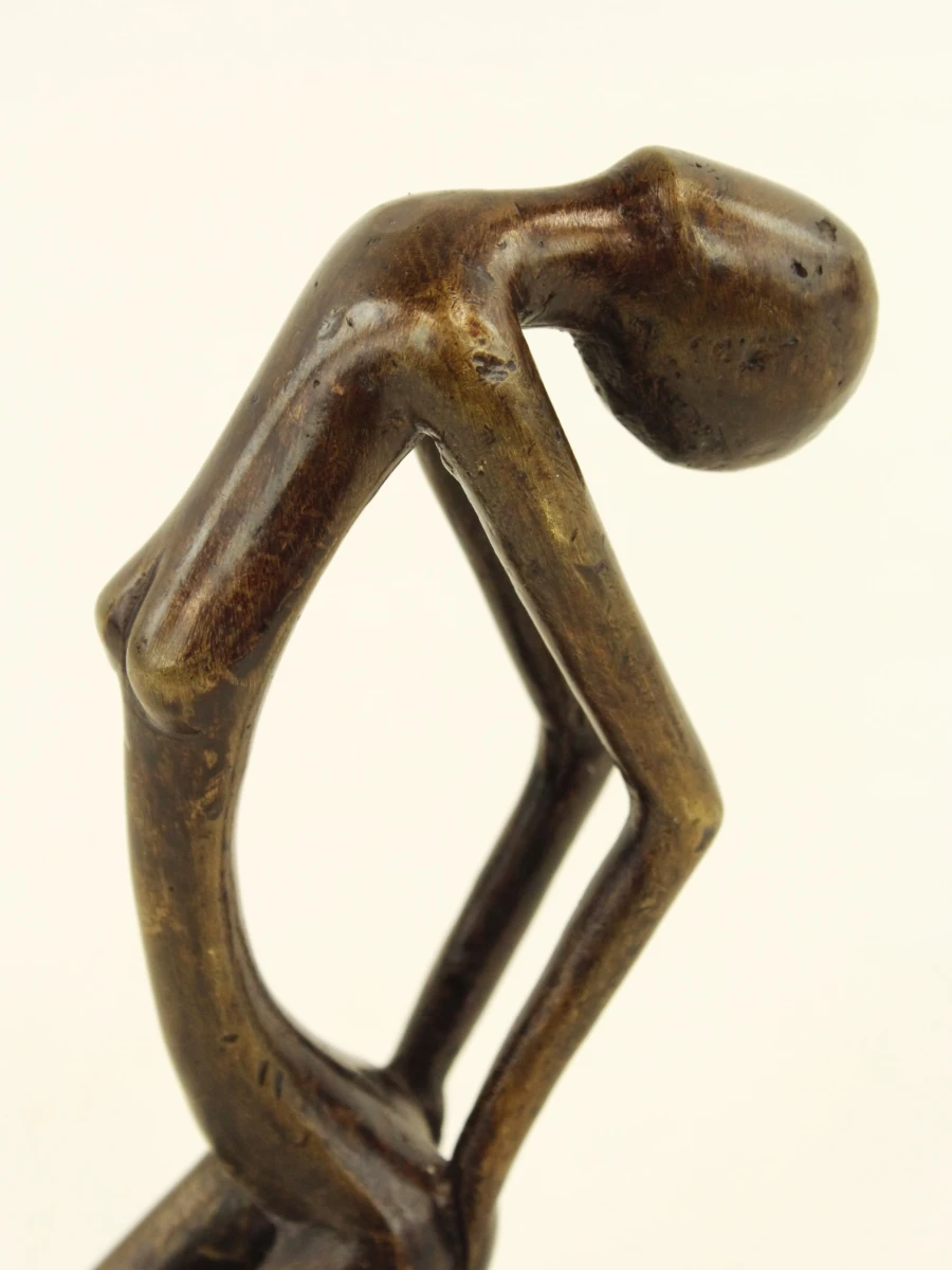 Decoratief bronzen beeldje van een knielende vrouw