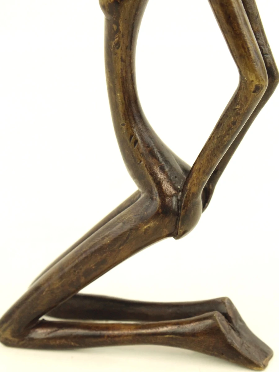 Decoratief bronzen beeldje van een knielende vrouw