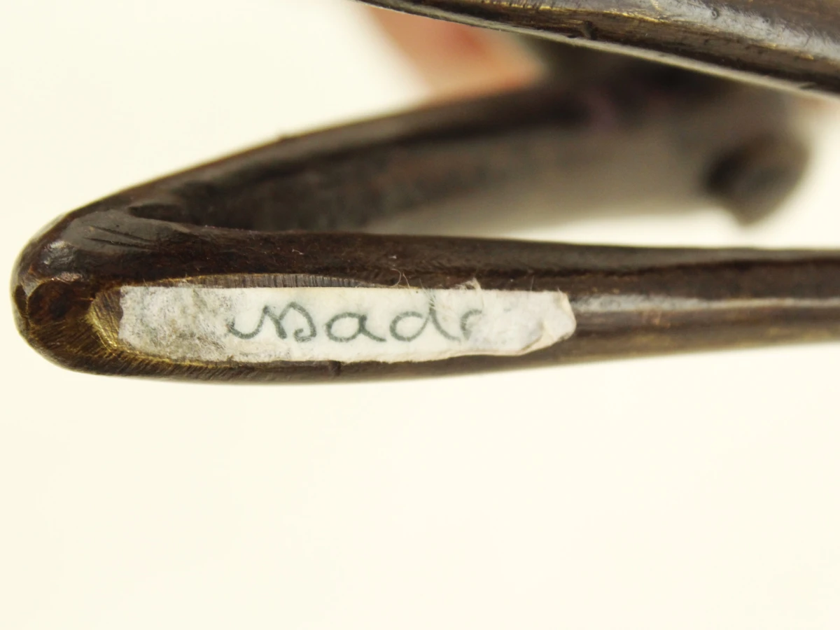 Decoratief bronzen beeldje van een knielende vrouw