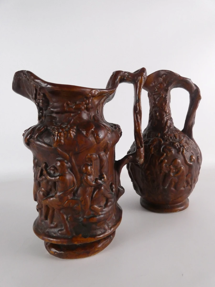 Set van 2 decoratieve keramische kannen met reliëf