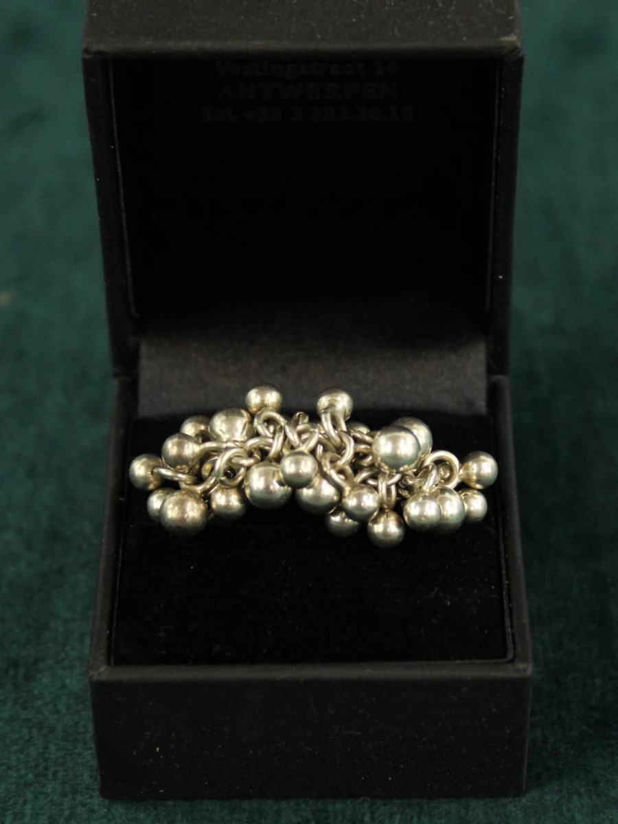 Sterling zilveren designring met speels bolletjesmotief