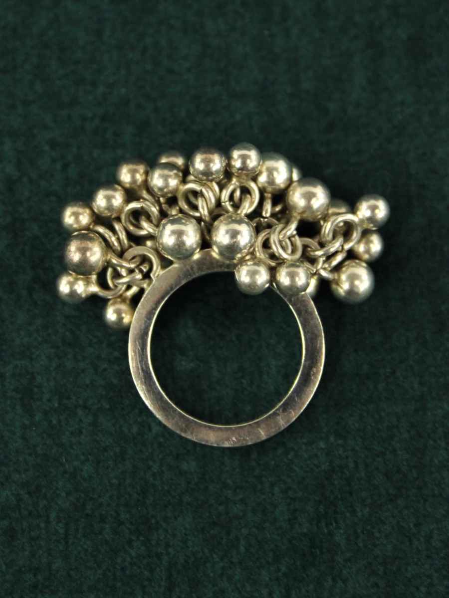 Sterling zilveren designring met speels bolletjesmotief