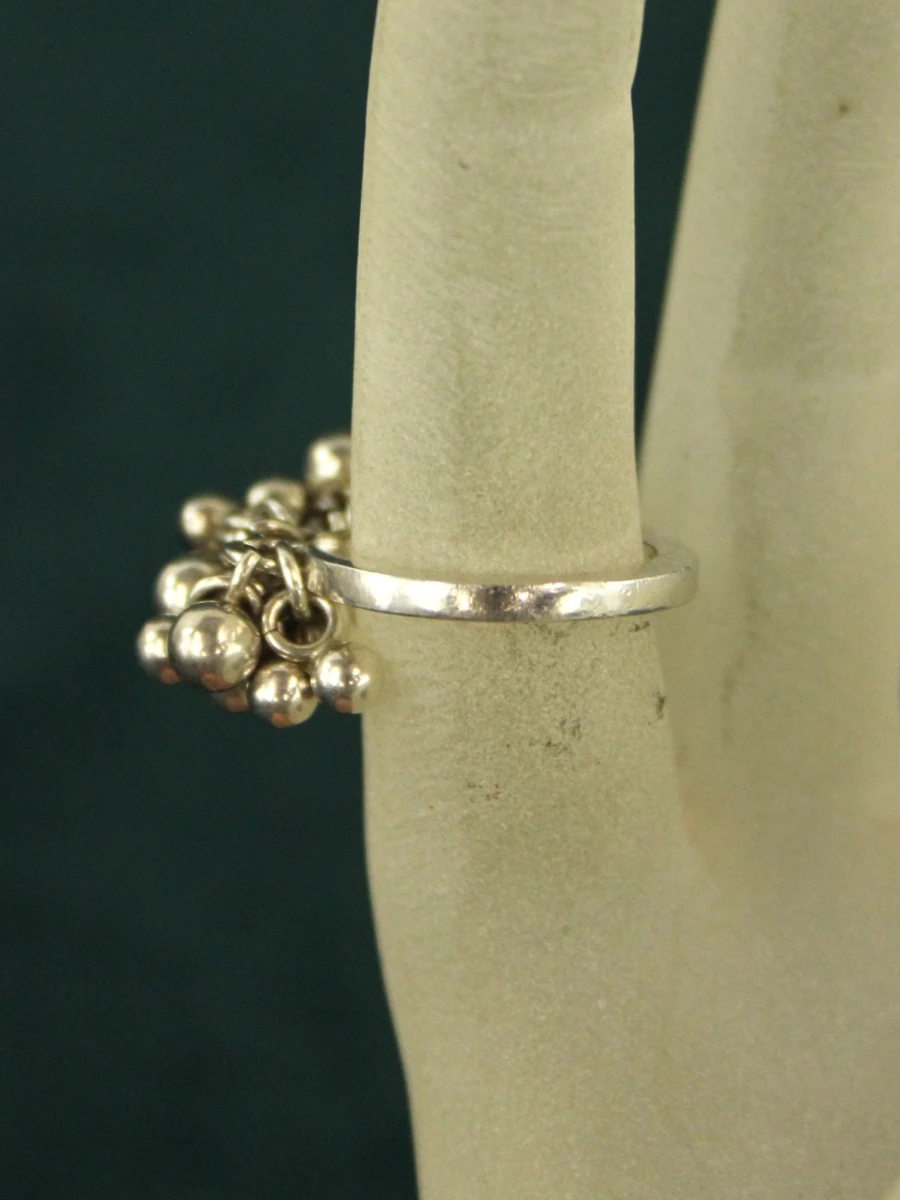 Sterling zilveren designring met speels bolletjesmotief