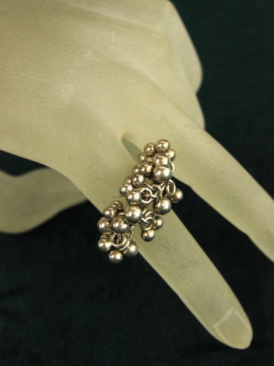 Sterling zilveren designring met speels bolletjesmotief