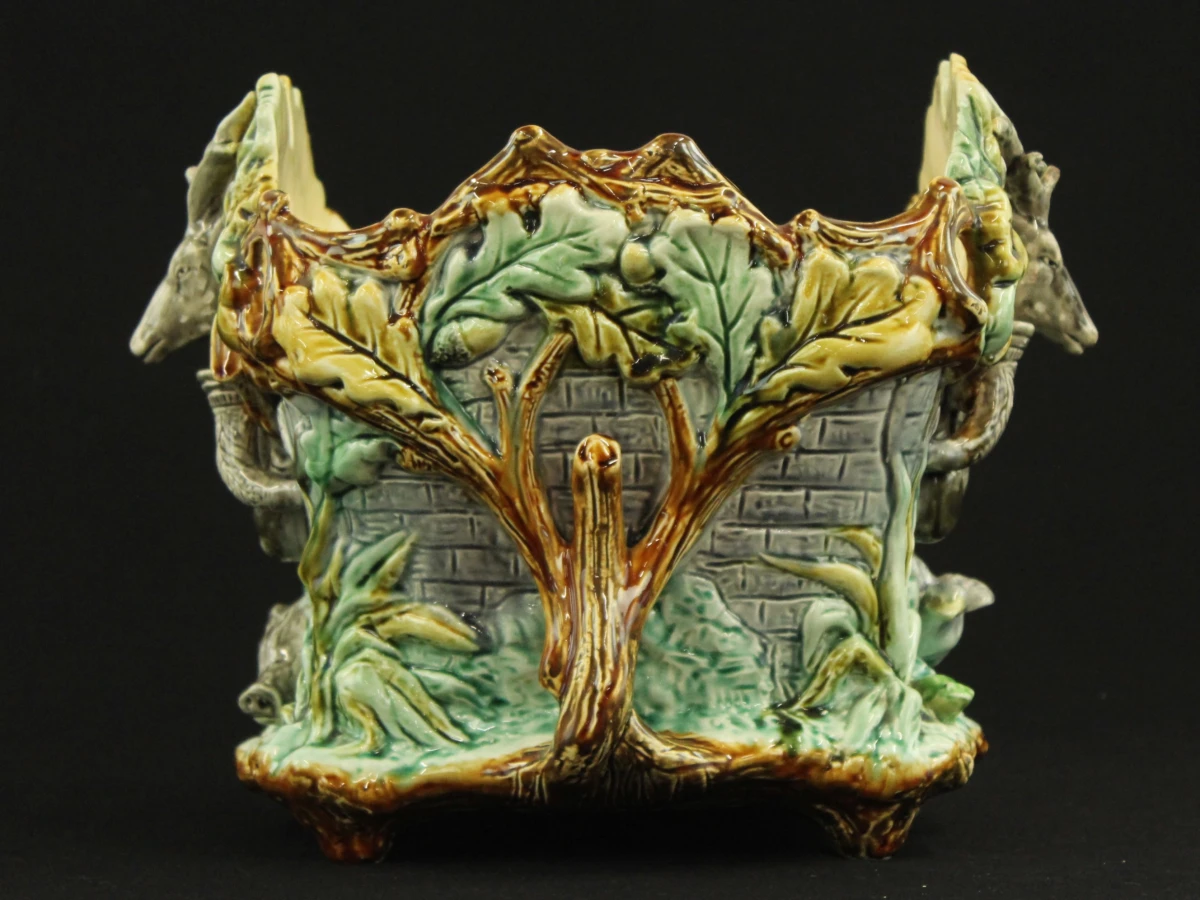 Decoratieve Art Nouveau aardewerken jardinière met hert en natuurmotief